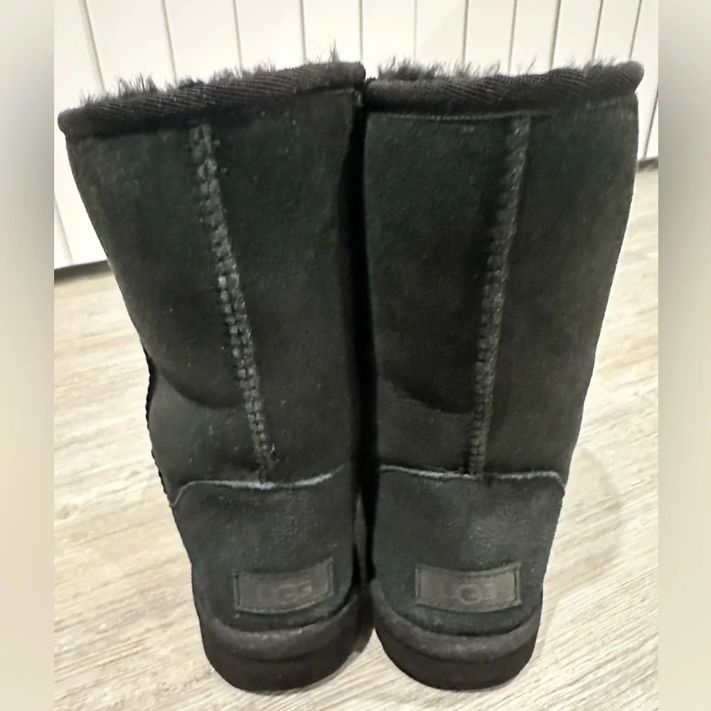 UGG Classic II Short Boot in Black Women’s size 8 - Picture 4 of 8